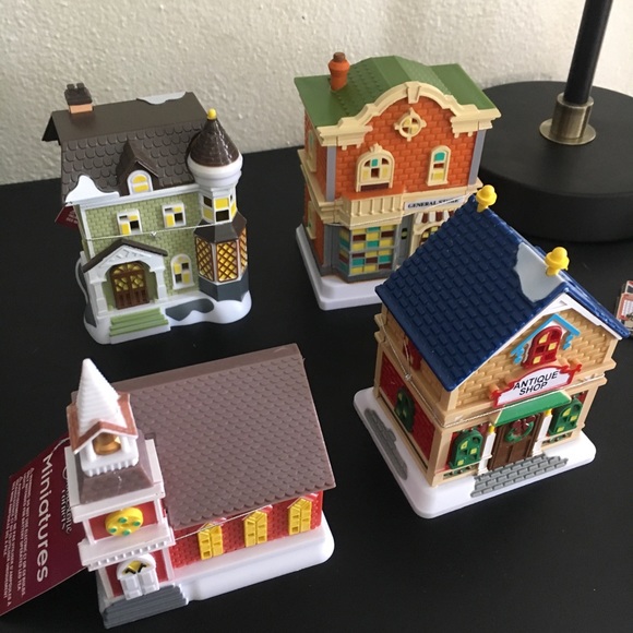 Cobblestone Corners Miniature Christmas Village - Picture 7 of 8